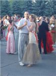Папы с дочками танцуют